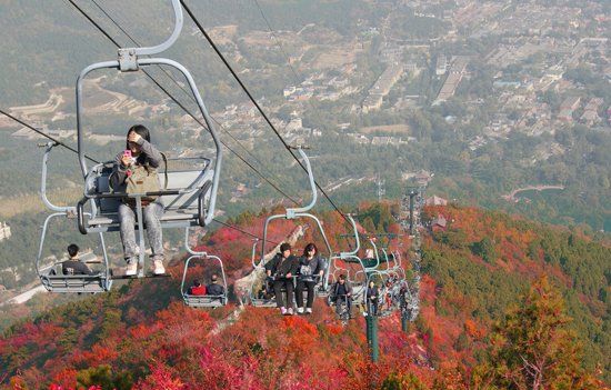 　香山公園“吊籃式”纜車除防護(hù)杠外，無其他防護(hù)措施。（資料圖）