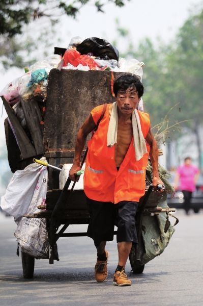 滿滿一車?yán)辽儆?00斤。本版圖文均據(jù)CFP