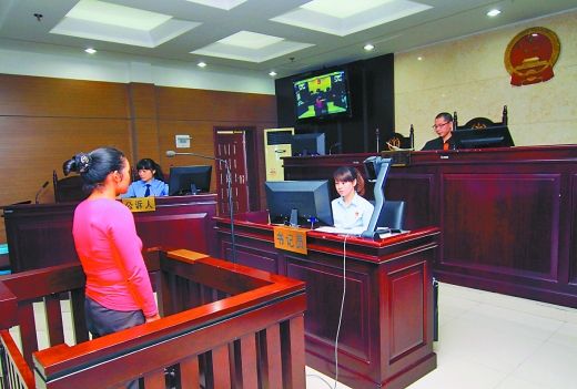    9月29日，萬州區(qū)人民法院，被告王桂娟（化名）在庭審現(xiàn)場。 重慶晨報記者 胡杰 實習(xí)生 黃敬坤 攝