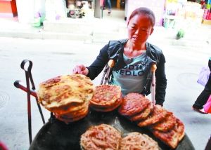 手頭拮據(jù)，每天只能吃一頓飯。