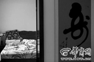昨日，徐萬發(fā)躺在自家床上，鼻子插著氧氣管 記者張杰攝