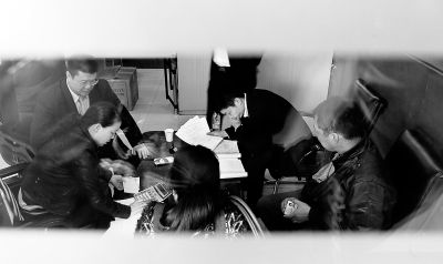 今天上午，喜隆多接待處內(nèi)，市場(chǎng)管理方與商戶核對(duì)租金和抵押金數(shù)目