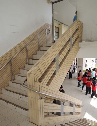 高職樓梯口傳出情殺，嚇壞一群學(xué)生。圖片來源：臺灣媒體
