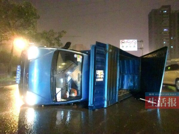 小貨車側翻現(xiàn)場。