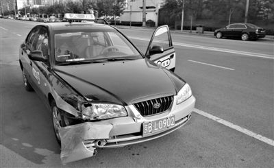 昨日，朝陽(yáng)區(qū)林萃路，因連撞“克隆”車，的哥劉師傅的車輛受損送修。新京報(bào)記者 黃月 攝