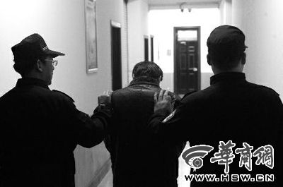 　昨日，西安市長延堡派出所，砍傷醫(yī)生的插隊(duì)患者已被警方控制 本報(bào)記者 張喆 攝