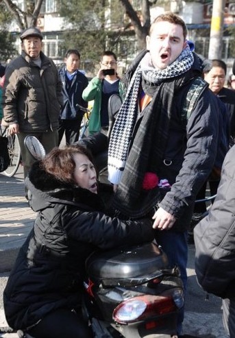 12月2日上午10時30分許，北京朝陽區(qū)一名女子在經過騎車老外時，雙方剮蹭后發(fā)生爭執(zhí)