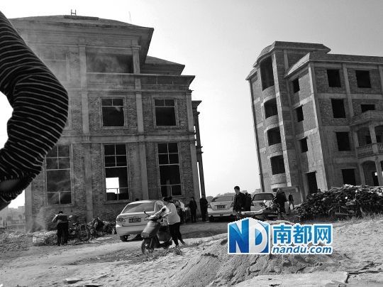 兩棟被舉報的違建樓下昨日一度聚集了超過百人，城管離開后逐漸散去。南都記者張志韜實(shí)習(xí)生宋超攝