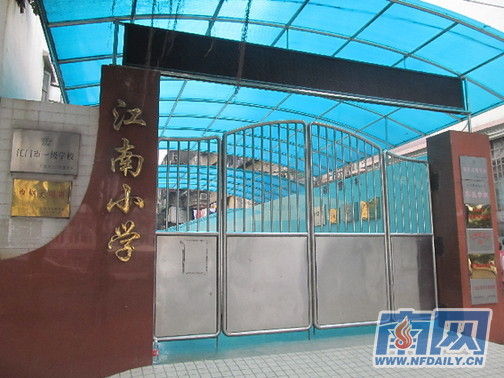 涉事學(xué)校請(qǐng)了心理專(zhuān)家對(duì)師生進(jìn)行輔導(dǎo)，保持學(xué)校正常教學(xué)秩序