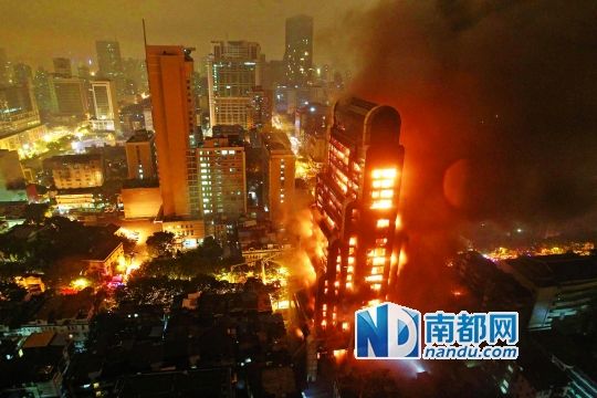 昨晚近7時，廣州越秀區(qū)起義路217號建業(yè)大廈發(fā)生火災?；饎菝土遥瑢⒄麠澊髽嵌紵藗€通透。