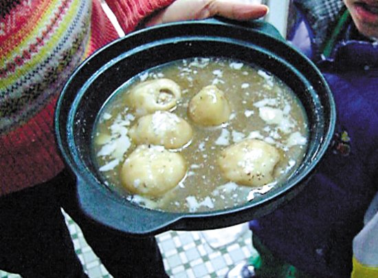 由于放置時間過久，鍋里的湯圓已經(jīng)非常大，湯圓皮上浮現(xiàn)很多白色物質(zhì)。