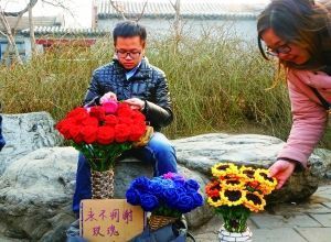 李博文周末在什剎海擺攤賣花。 晨報(bào)記者 王巍/攝