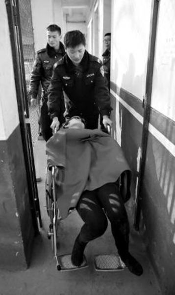 昨日，派出所民警帶女駕駛員賈某去醫(yī)院做檢查 記者 陳團(tuán)結(jié) 攝