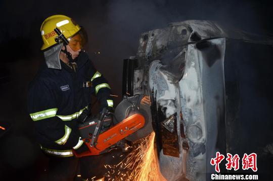 圖為消防人員破拆轎車，尋找4萬元現(xiàn)金。嚴(yán)光濤 攝
