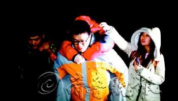 　途中女隊(duì)友小妮突發(fā)高燒，男隊(duì)員輪流背了她三個(gè)小時(shí)，直到網(wǎng)友開(kāi)車(chē)來(lái)接