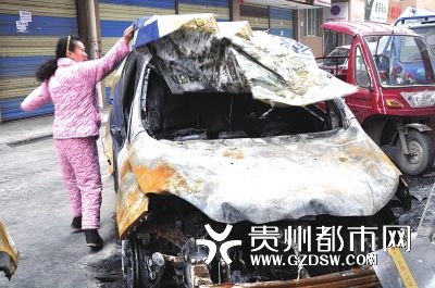 才跑8000公里的車被燒得不成樣子。