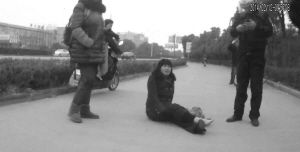 鄭大姐坐在地上，警方趕到進行施救。（視頻截圖由警方提供）