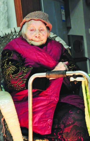 正在取暖的熊婆婆。見習(xí)記者 楊榮峰 攝