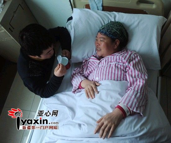 2月15日，馬友紅給病床上的母親喂水喝，對于家庭現(xiàn)在的處境，身患重癥的母親也時而感到愧對兒子。亞心網(wǎng)記者 張已 攝