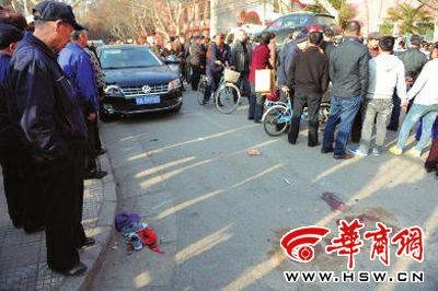 車禍現(xiàn)場(chǎng)的血跡被人用土覆蓋，旁邊則放著紅領(lǐng)巾、一雙童鞋和一頂帽子 本報(bào)記者 趙彬 攝