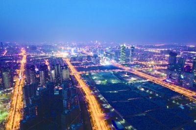 阮忠在青奧中心塔吊上拍攝的南京夜景。本版圖片由阮忠提供