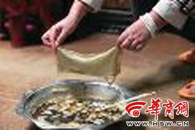 　　昨日，店方讓顧客觀看該火鍋制作時的監(jiān)控錄像本組圖片由本報記者黃利健攝
