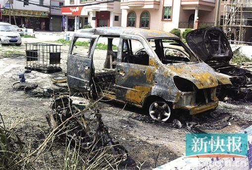 涉事面包車燒剩鐵殼。