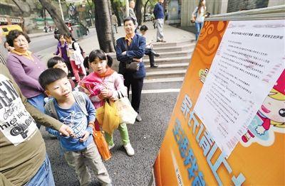 昨日，中華路小學(xué)貼出告示，提醒家長不要相信傳言。
