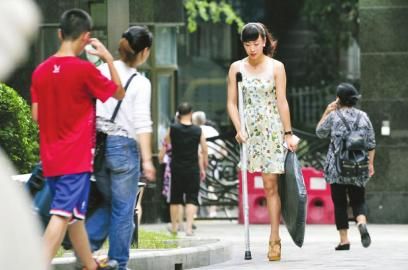 7月11日，阿依穿著高跟鞋在小區(qū)拿快遞。