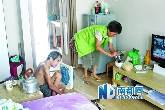 居民徐阿姨去看望何譚送老人，并送去熱湯