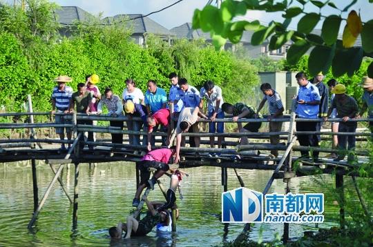 救援人員合力打撈起落水女孩，后經(jīng)醫(yī)護人員確認已經(jīng)死亡。受訪者供圖