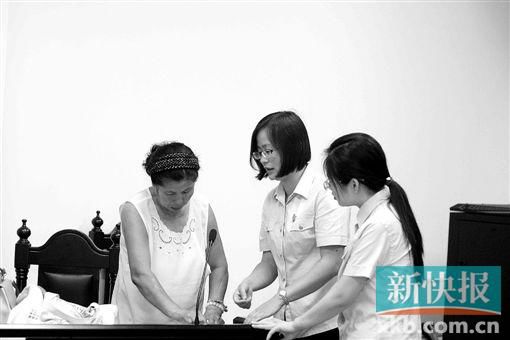 白春榮簽領(lǐng)國家賠償款。通訊員供圖