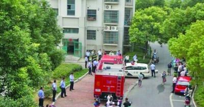 負(fù)債男尋死不成 捅死女鄰居謊稱(chēng)情殺并縱火