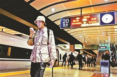 家住天津，在北京工作，呂先生每天乘坐京津城際列車上下班