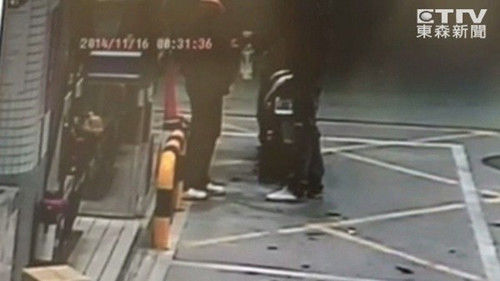 監(jiān)視器拍下男子騎車(chē)到加油站買(mǎi)由。圖自東森新聞