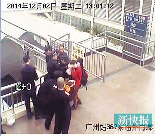 民警果斷將孩子救下,并控制跳樓男子。 通訊員圖(視頻截圖)