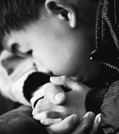 10歲小兒子緊緊握著哥哥的手。資料圖片