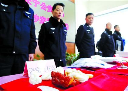 昨天，上海市公安局長(zhǎng)寧分局向管轄區(qū)內(nèi)市民發(fā)放被盜物品。