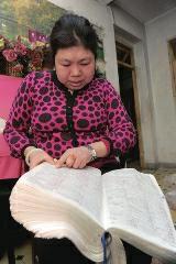 背單詞，是很多學(xué)生學(xué)習(xí)英語時最頭疼的事兒，而西安51歲大學(xué)英語老師李艷芝在兩年內(nèi)背完《英漢大詞典》22萬個英語詞匯，學(xué)生稱贊其為一本活的《英漢大詞典》；兒子自小患有自閉癥，生活不能自理，20年前又與丈夫離婚，面對生活的不幸，她秉承“你必須一直向前”的信念。