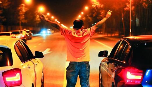 2013年8月25日凌晨，北京，在東壩大街路口進(jìn)行的一場飆車。