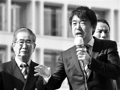 29日，日本著名極右翼分子石原慎太郎（左）和新生代右翼政客橋下徹在東京街頭演講拉票。
