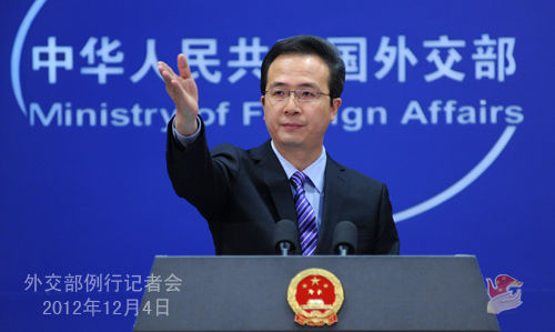 外交部發(fā)言人洪磊主持例行記者會。