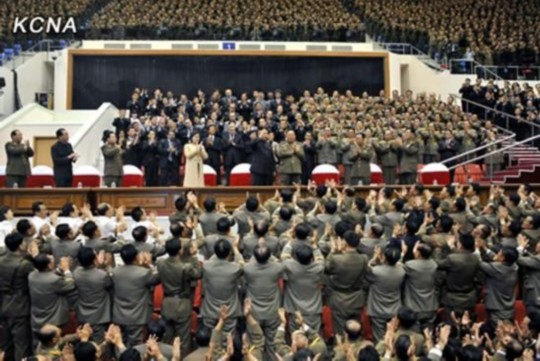 朝中社報道，朝鮮最高領(lǐng)導(dǎo)人金正恩10月29日攜夫人李雪主出席并觀看了紀(jì)念金日成軍事綜合大學(xué)建校60周年牡丹峰樂團(tuán)演出。圖片來源：朝中社