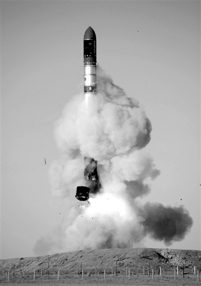 　2007年6月15日，俄羅斯在哈薩克斯坦的軍事場地試射一枚“RS-20”導(dǎo)彈。尚未有媒體公布新型固