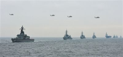 2012年10月14日，日本海上自衛(wèi)隊舉行閱艦式。2013年，日本自衛(wèi)隊時隔11年首增防衛(wèi)預(yù)算。資料圖片