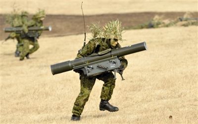 “作戰(zhàn)” 1月13日，日本自衛(wèi)隊一隊員在新年軍演中手持武器，發(fā)動進攻。媒體尚未公布1月22日的美日聯(lián)合軍演圖片。