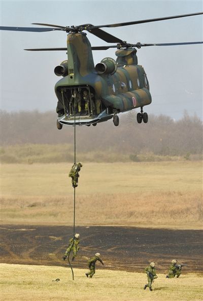 “登島” 1月13日，位于東京的習(xí)志野市，日本自衛(wèi)隊隊員在新年軍演中演練直升機登島行動。