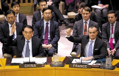 1月22日，紐約，中國常駐聯(lián)合國代表李保東舉手贊成通過對朝鮮制裁決議。