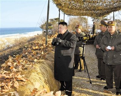 25日，朝鮮最高領(lǐng)導(dǎo)人金正恩指導(dǎo)朝鮮軍隊進行登陸及反登陸訓(xùn)練。