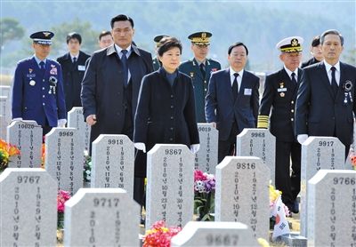 26日，韓國總統(tǒng)樸槿惠參加“天安”艦事件3周年紀念活動，悼念在事件中身亡的韓國士兵。